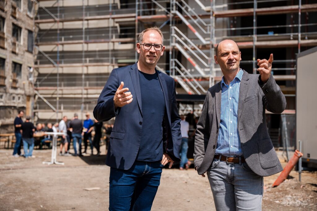 2025 06-11_SCHILLI_RICHTFEST-124 Geschäftsführer Wohnungsgenossenschaft auf Baustelle