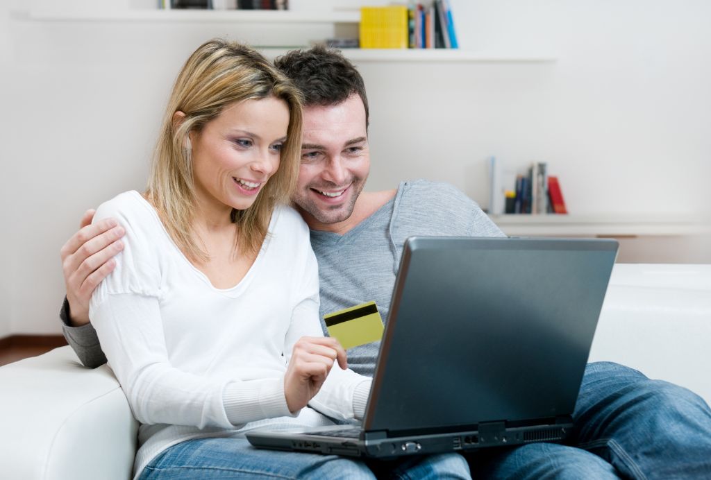 9 Pärchen schauen auf Laptop