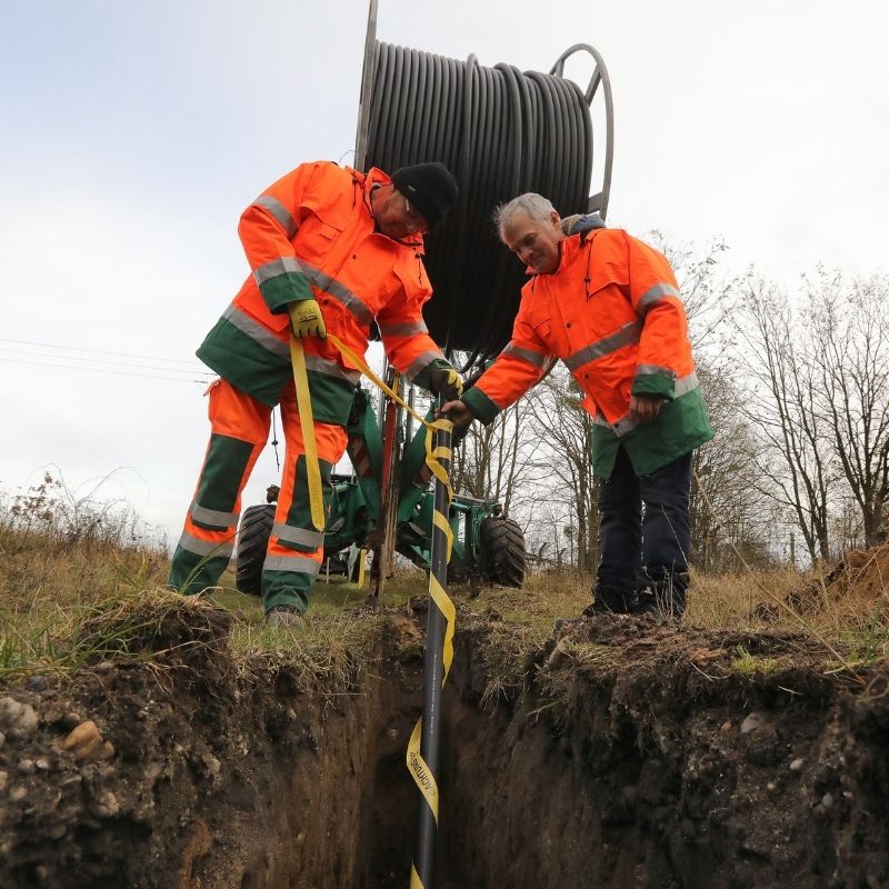 2 Männer verlegen Glasfaserkabel